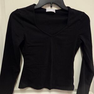 Women's Black Long Sleeve V-neck Shirt